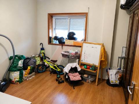 Moradia Espaçosa com 3 Habitações Independentes, Garagens e Terreno – Fafe