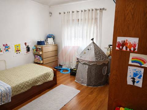 Moradia Espaçosa com 3 Habitações Independentes, Garagens e Terreno – Fafe