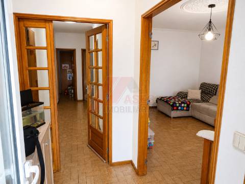 Moradia Espaçosa com 3 Habitações Independentes, Garagens e Terreno – Fafe