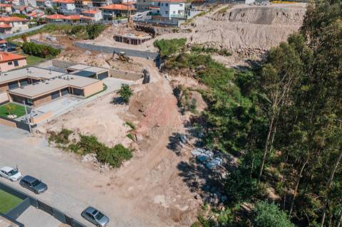 Terreno com Projeto Aprovado – Excelente Oportunidade !