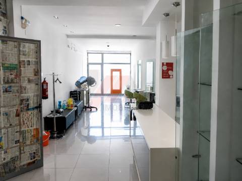 Imóvel Versátil com Potencial Habitacional e Localização Privilegiada