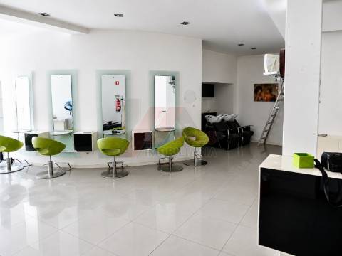 Imóvel Versátil com Potencial Habitacional e Localização Privilegiada