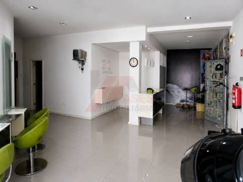 Imóvel Versátil com Potencial Habitacional e Localização Privilegiada