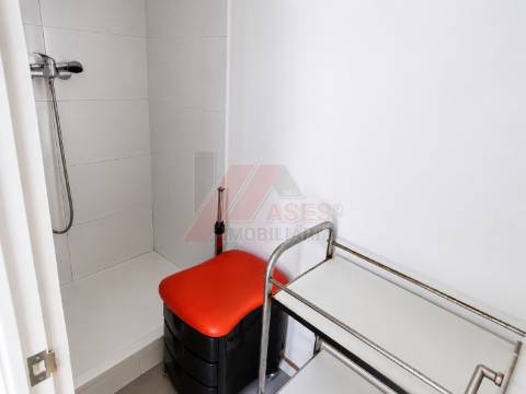 Imóvel Versátil com Potencial Habitacional e Localização Privilegiada