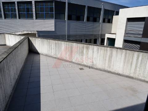 Imóvel Versátil com Potencial Habitacional e Localização Privilegiada