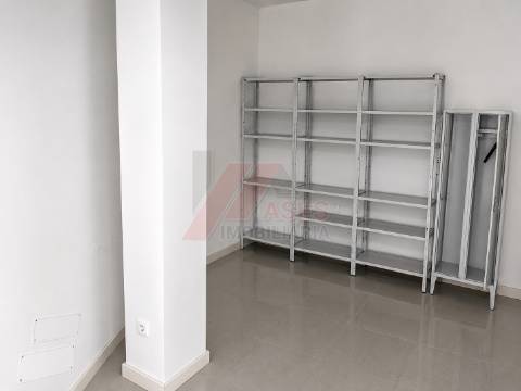 Imóvel Versátil com Potencial Habitacional e Localização Privilegiada