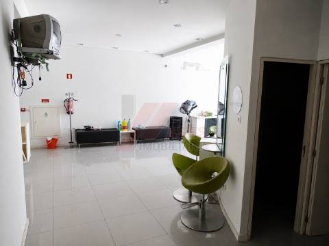 Imóvel Versátil com Potencial Habitacional e Localização Privilegiada
