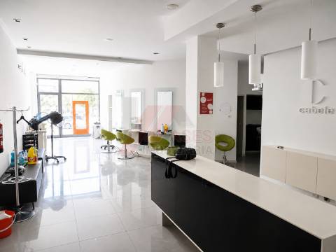 Imóvel Versátil com Potencial Habitacional e Localização Privilegiada