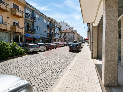 Imóvel Versátil com Potencial Habitacional e Localização Privilegiada