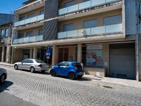 Imóvel Versátil com Potencial Habitacional e Localização Privilegiada