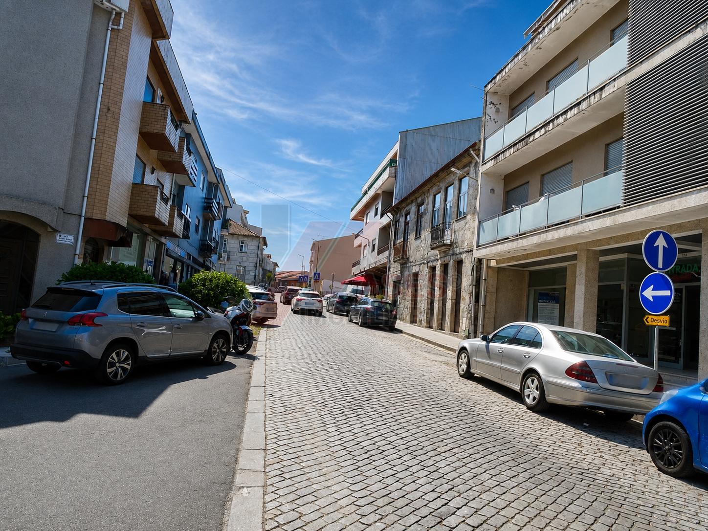 Imóvel Versátil com Potencial Habitacional e Localização Privilegiada