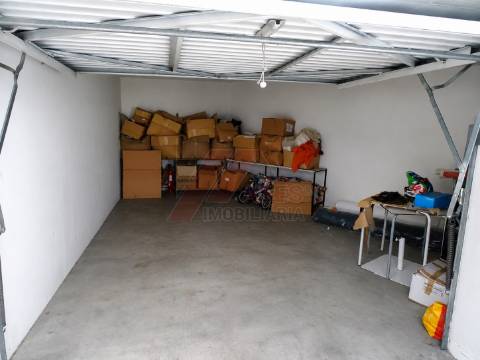 Imóvel Versátil com Potencial Habitacional e Localização Privilegiada