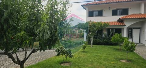 Moradia Geminada T4 Venda em São João de Lourosa,Viseu