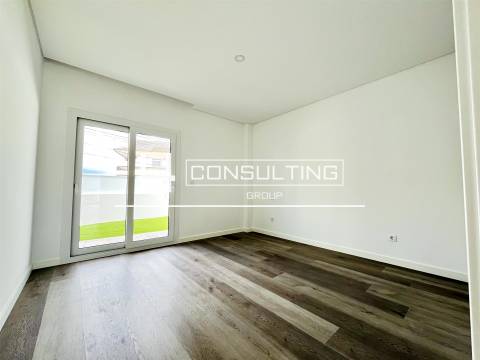 Moradia Isolada T4 DUPLEX Venda em Corroios,Seixal