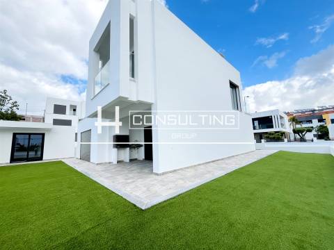 Moradia Isolada T4 DUPLEX Venda em Corroios,Seixal