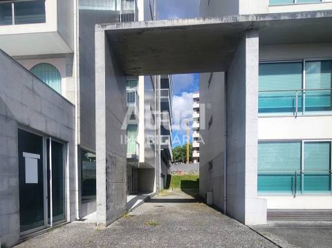 Armazém  Venda em Candoso São Tiago e Mascotelos,Guimarães