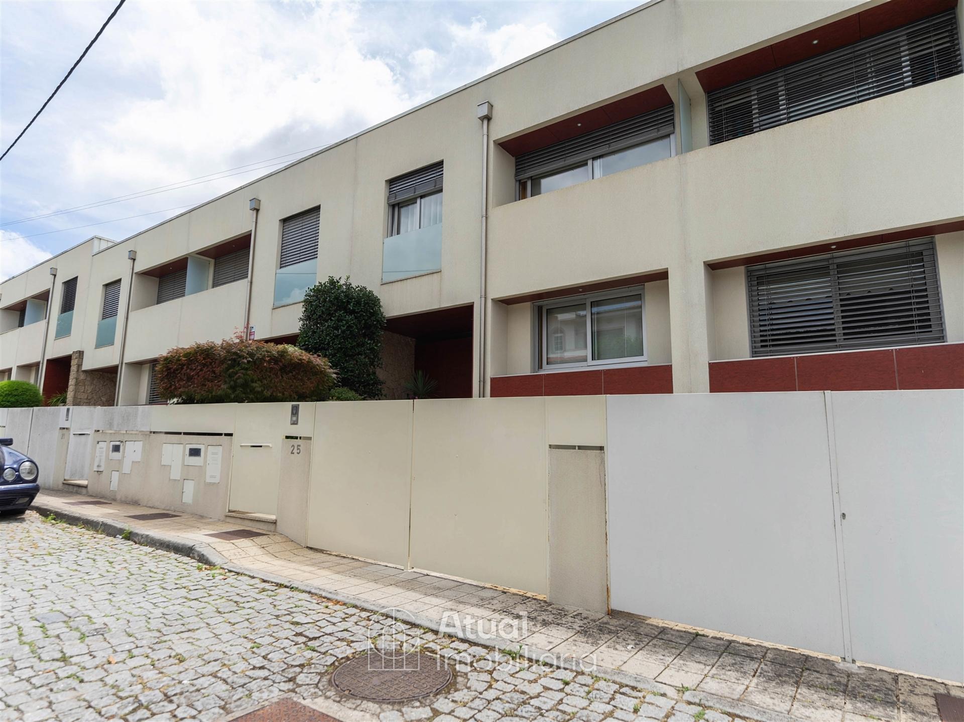 Moradia em Banda T4 Venda em Caldas de Vizela (São Miguel e São João),Vizela