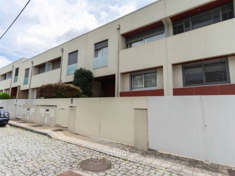 Moradia em Banda T4 Venda em Caldas de Vizela (São Miguel e São João),Vizela