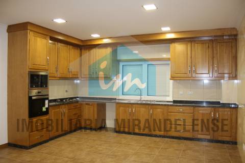 Moradia V3 para venda toda revestida a granito localizada numa zona familiar de Mirandela