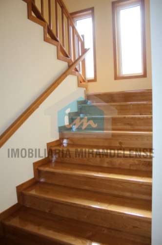 Moradia V3 para venda toda revestida a granito localizada numa zona familiar de Mirandela