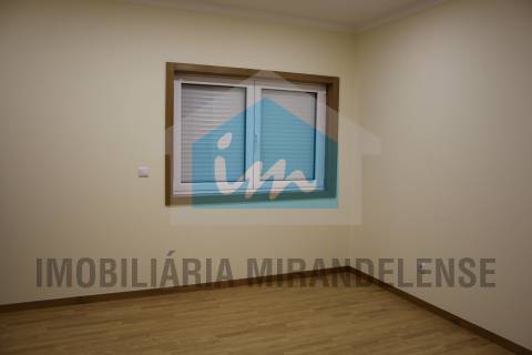 Moradia V3 para venda toda revestida a granito localizada numa zona familiar de Mirandela