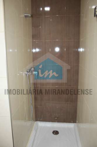 Moradia V3 para venda toda revestida a granito localizada numa zona familiar de Mirandela