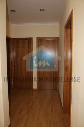 Moradia V3 para venda toda revestida a granito localizada numa zona familiar de Mirandela