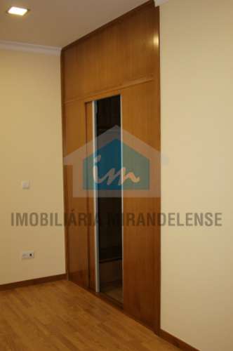 Moradia V3 para venda toda revestida a granito localizada numa zona familiar de Mirandela