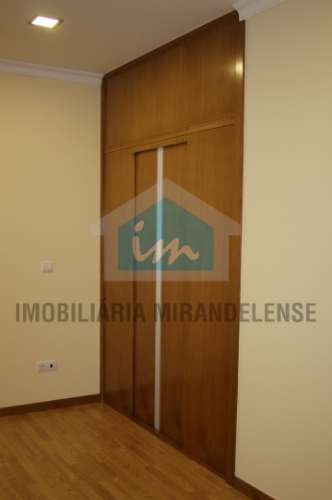 Moradia V3 para venda toda revestida a granito localizada numa zona familiar de Mirandela