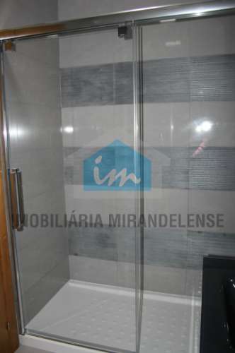 Moradia V3 para venda toda revestida a granito localizada numa zona familiar de Mirandela