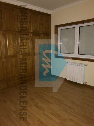 Moradia V3 para venda toda revestida a granito localizada numa zona familiar de Mirandela