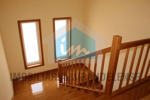 Moradia V3 para venda toda revestida a granito localizada numa zona familiar de Mirandela