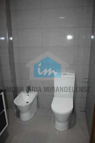 Moradia V3 para venda toda revestida a granito localizada numa zona familiar de Mirandela