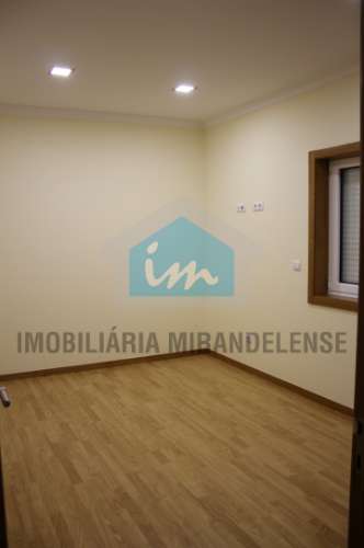 Moradia V3 para venda toda revestida a granito localizada numa zona familiar de Mirandela