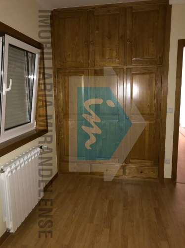 Moradia V3 para venda toda revestida a granito localizada numa zona familiar de Mirandela