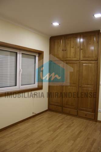 Moradia V3 para venda toda revestida a granito localizada numa zona familiar de Mirandela