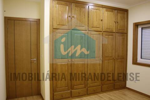 Moradia V3 para venda toda revestida a granito localizada numa zona familiar de Mirandela