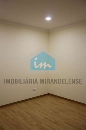 Moradia V3 para venda toda revestida a granito localizada numa zona familiar de Mirandela