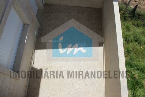Moradia V3 para venda toda revestida a granito localizada numa zona familiar de Mirandela