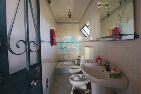 Vivenda com áreas generosas composta por dois apartamentos T3 e dois armazéns no r/c