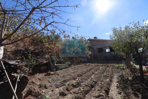 Vivenda com áreas generosas composta por dois apartamentos T3 e dois armazéns no r/c