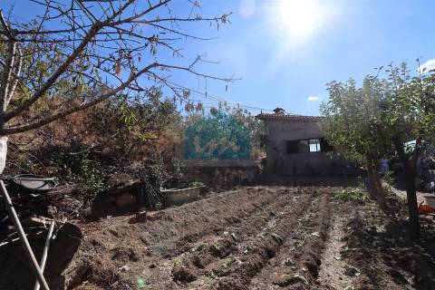 Vivenda com áreas generosas composta por dois apartamentos T3 e dois armazéns no r/c