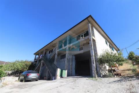 Vivenda com áreas generosas composta por dois apartamentos T3 e dois armazéns no r/c