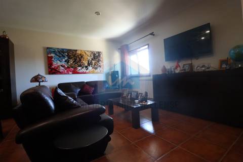 Vivenda com áreas generosas composta por dois apartamentos T3 e dois armazéns no r/c