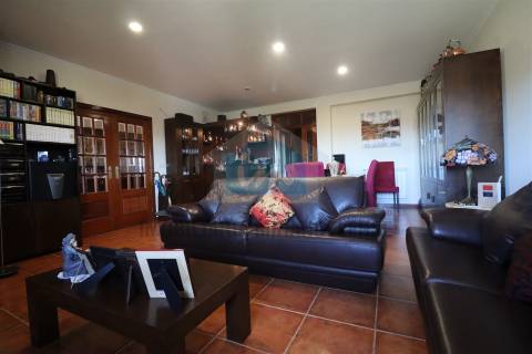 Vivenda com áreas generosas composta por dois apartamentos T3 e dois armazéns no r/c