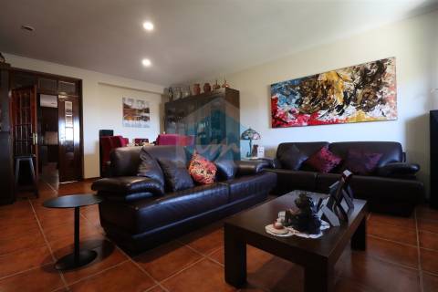 Vivenda com áreas generosas composta por dois apartamentos T3 e dois armazéns no r/c