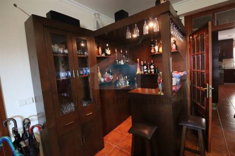 Vivenda com áreas generosas composta por dois apartamentos T3 e dois armazéns no r/c