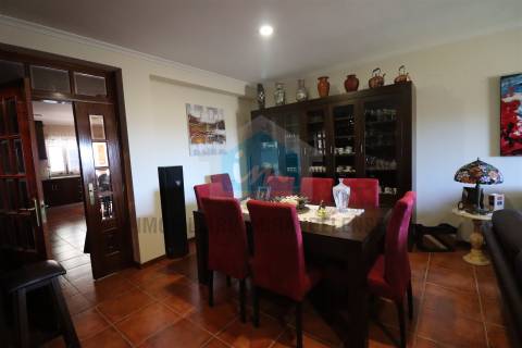 Vivenda com áreas generosas composta por dois apartamentos T3 e dois armazéns no r/c