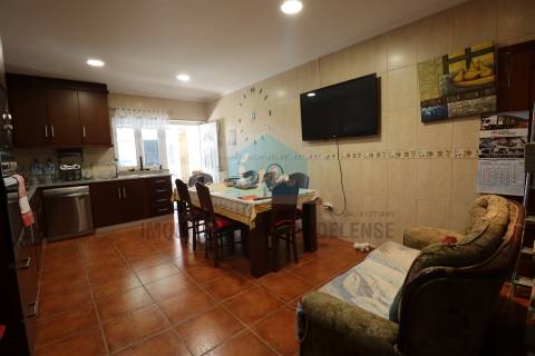 Vivenda com áreas generosas composta por dois apartamentos T3 e dois armazéns no r/c