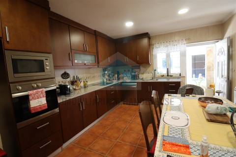 Vivenda com áreas generosas composta por dois apartamentos T3 e dois armazéns no r/c